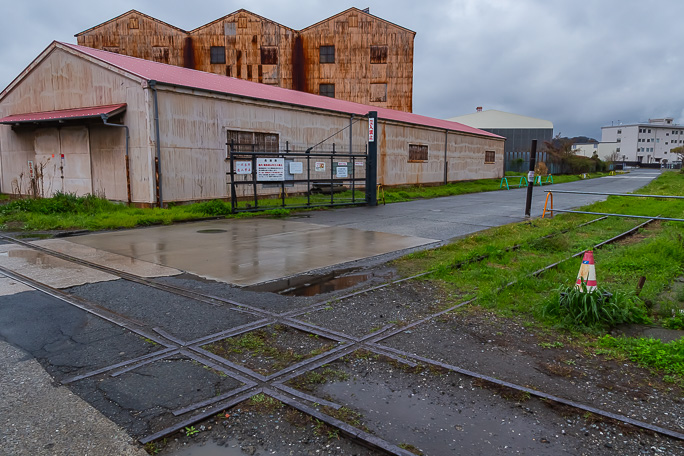田浦駅から伸びていた貨物専用線の廃線跡に残るダイアモンドクロッシング