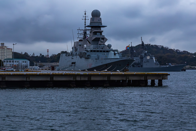 軍港の街らしく港には軍艦が係留されていた