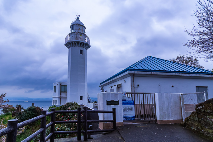 観音崎では遊歩道からの歩道を登って観音埼灯台を訪問