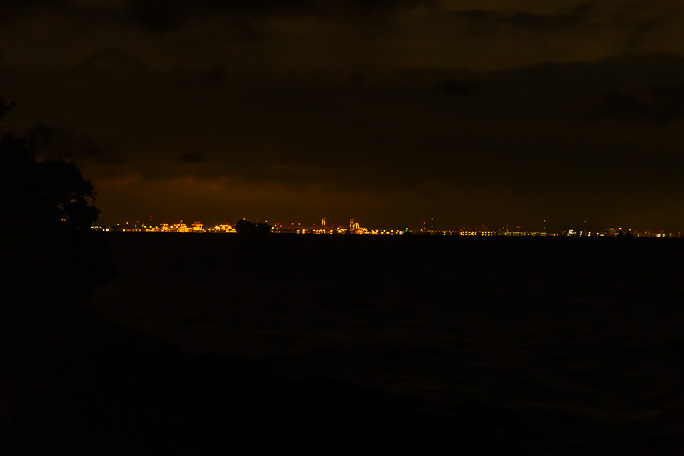 観音崎から東京湾越しに臨む京葉工業地域の夜景