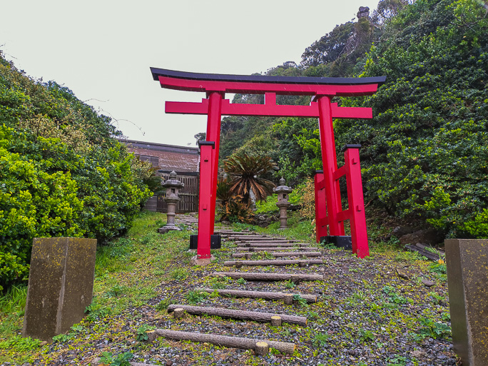 鴨川漁港では風雨の中で弁天島に祀られた厳島弁財天にお参り