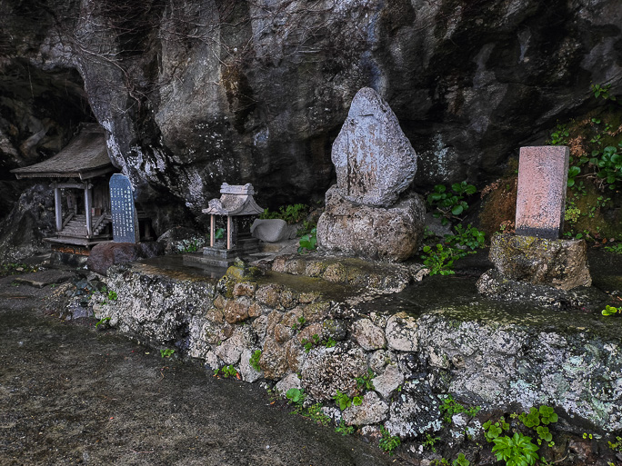 参道脇には岩窟に小祠が祀られていて好ましい雰囲気