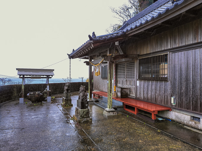 山腹にある社殿も風雨に晒されていた