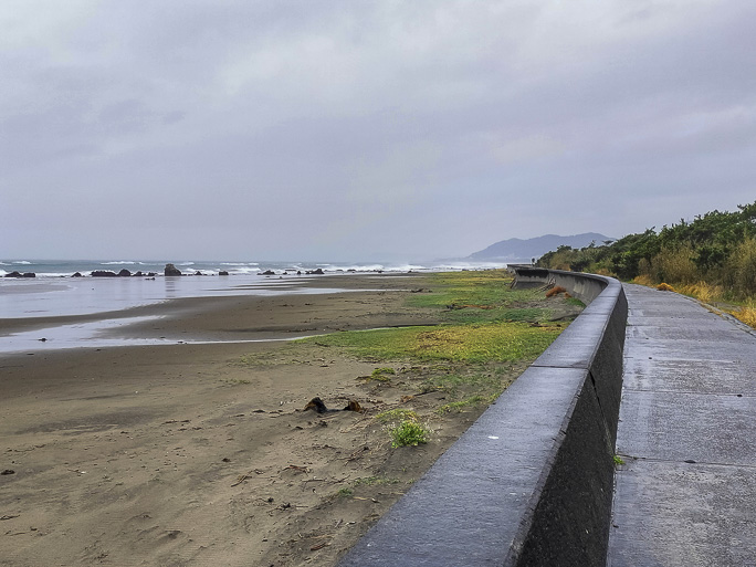 風雨にあおられながら江見海岸を南進する