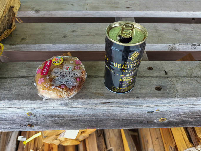 道の駅和田浦Wa・O！の軒先で、缶コーヒーとおにぎりの侘しい昼食