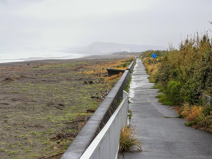 三島海岸付近では人影もない和田白浜館山自転車道を行く