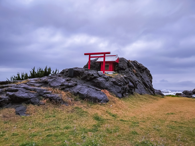路傍の岩礁の上に渚弁財天の祠が祀られていたのでお参り