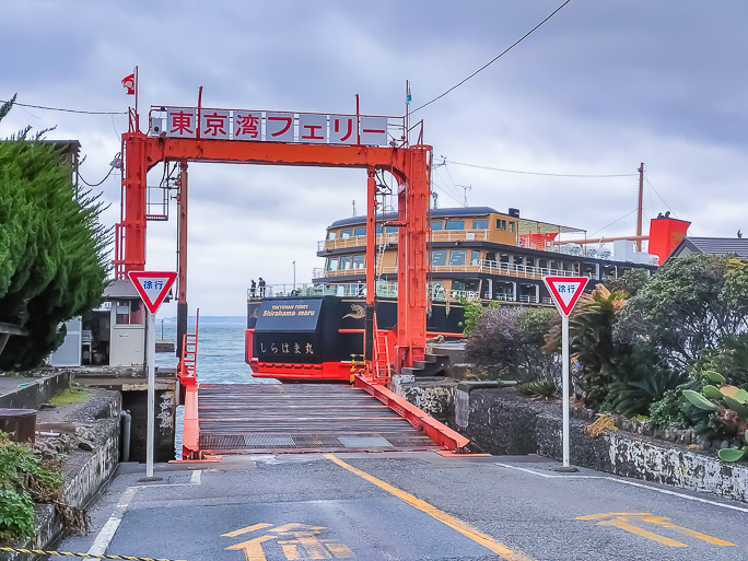 金谷港内でダイナミックに旋回する「しらはま丸」