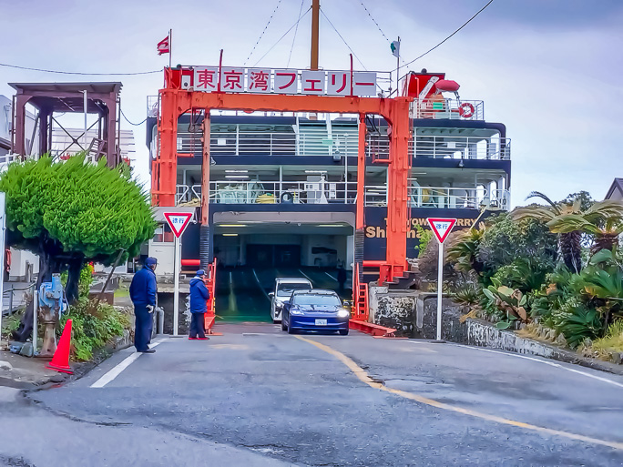 13時に着岸すると数台の車が下船してきた