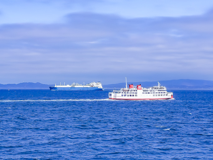 僚船のかなや丸との海上交換