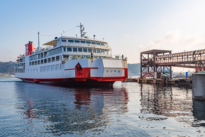 久里浜港では東京湾フェリーの「かなや丸」が着岸するところだった