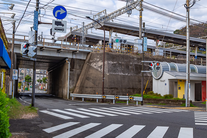 高架の堀ノ内駅に到着