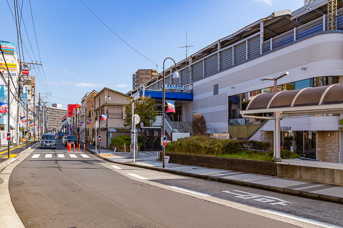 京急久里浜駅は商店街に面した街の中心部に位置する