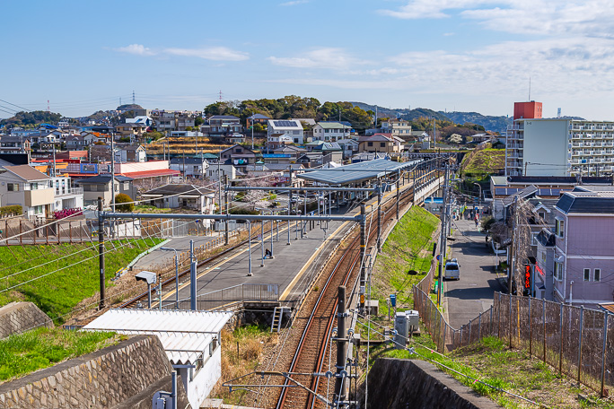 丘陵地帯を高架とトンネルで貫いていく京急長沢駅