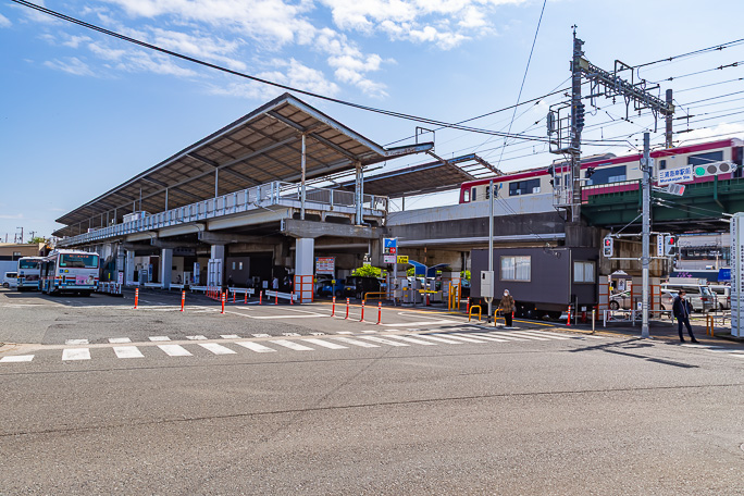 開けた街中に位置する高架の三浦海岸駅