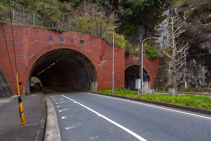 金子隧道で三浦半島の脊梁山地を越えていく