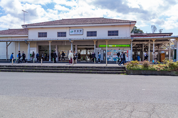 武山線が分岐する予定だったJR横須賀線の衣笠駅に到着