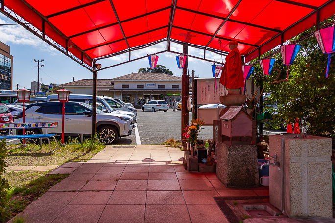 衣笠駅前のロータリー付近には衣笠厄除地蔵尊が祀られていた