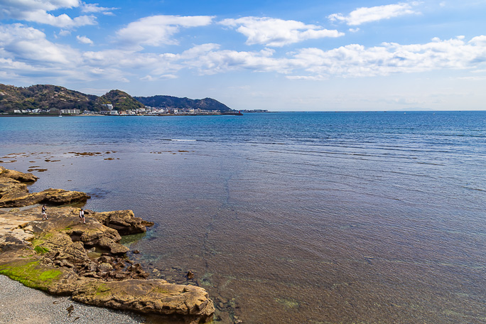 逗子海岸の北にある葛が浜海岸で来し方を遥かに遠望する