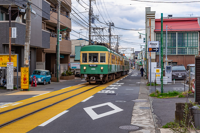 腰越～江の島間の併用軌道部分を行く江ノ電