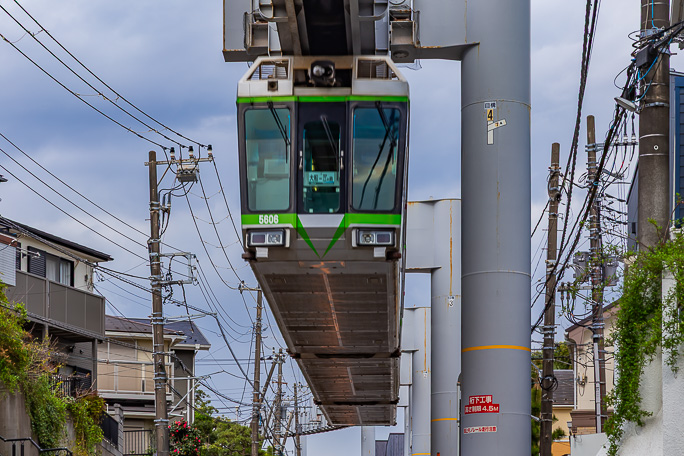 モノレールの車両が目白山下駅にやってきた
