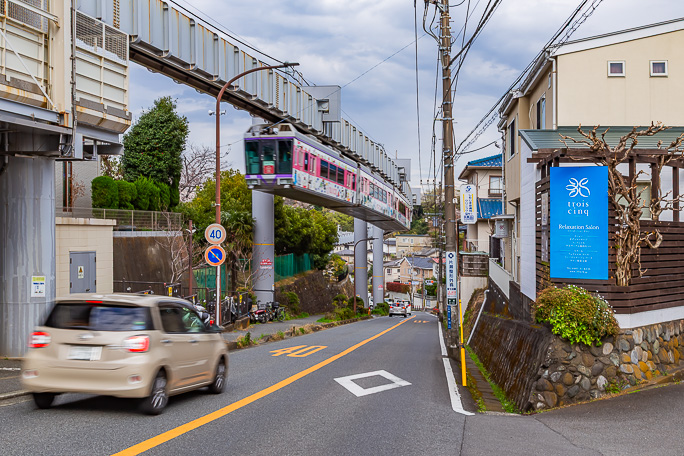 片瀬山駅付近でも列車と行違う