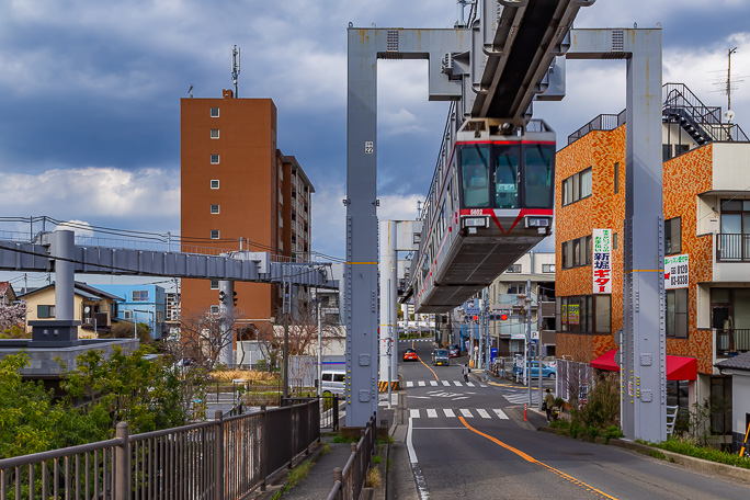 本社車庫への分岐線が分かれる湘南深沢駅付近