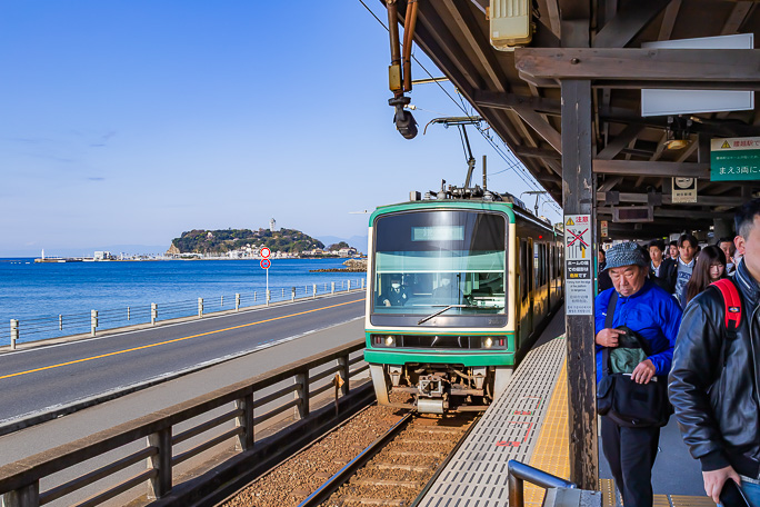 到着した列車からは通学生の他に大勢の観光客が降りてきた