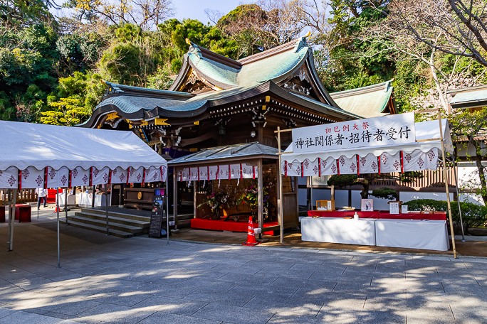 風格ある江島神社では何かの行事の準備中だった