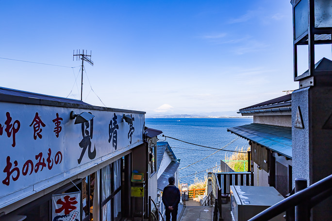 奥津宮から茶屋の脇を稚児ヶ淵に向かって降っていくと駿河湾と富士山が目に飛び込んできた