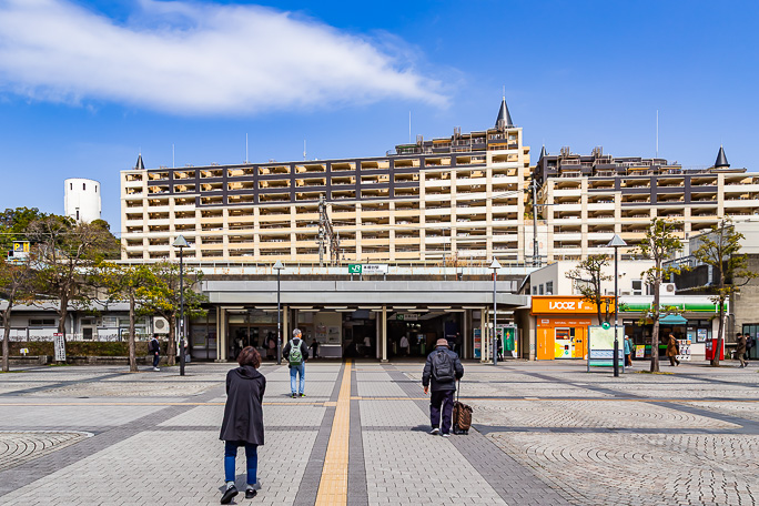 高層マンションが見下ろす本郷台駅
