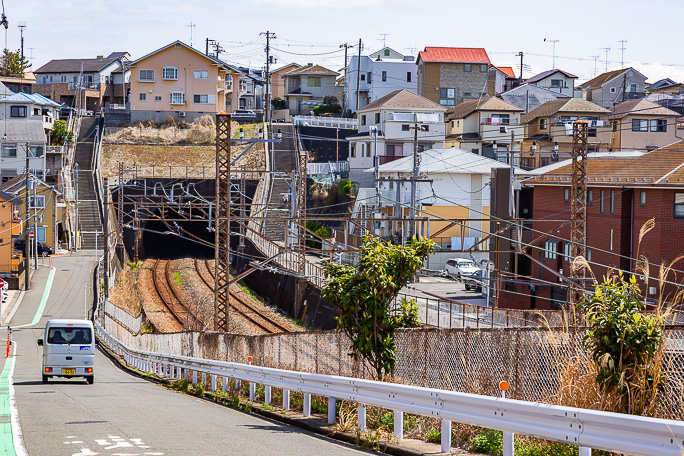 洋光台～新杉田間では起伏のある台地を突き抜けていく