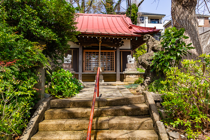 根岸駅北側の台地の縁に鎮座する白滝不動尊にお参り