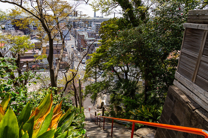 白滝不動尊からかつて眼下に広がっていたであろう根岸湾を偲ぶ