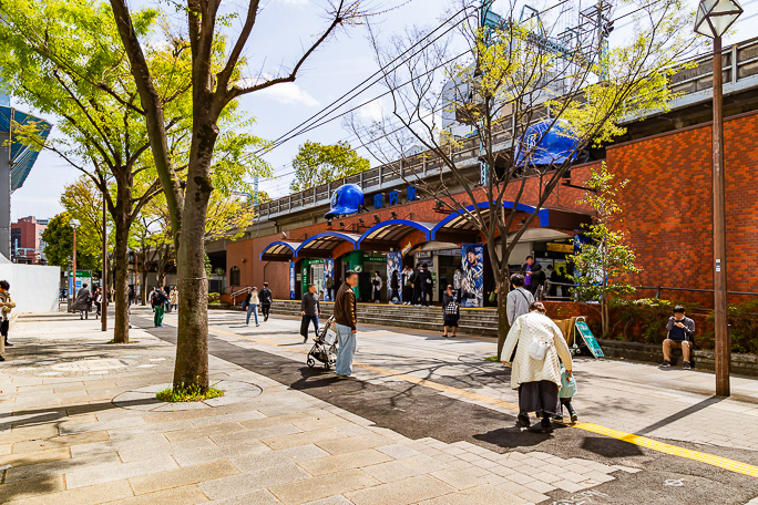 横浜スタジアムの最寄り駅である関内駅にはベイスターズのヘルメットのオブジェが