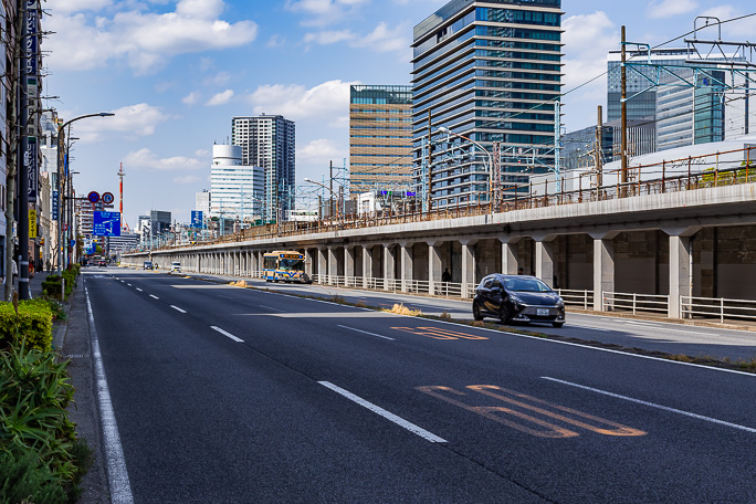 桜木町駅から先に続く近代的な鉄道景観
