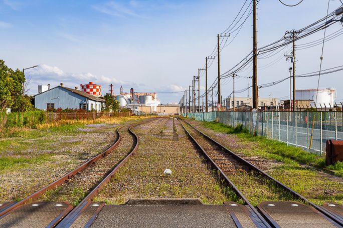 広い構内にかつての賑わいを偲ぶ浜安善貨物駅跡