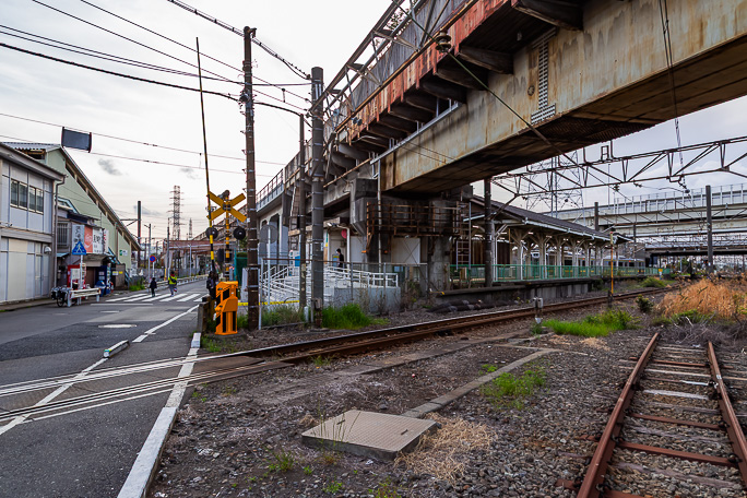 右手の南武線浜川崎駅と左手の鶴見線浜川崎駅とが道路を挟んで接する