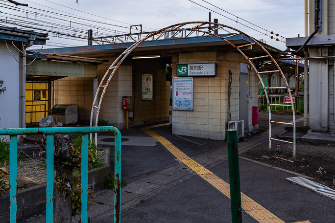 扇町駅は質実剛健な造り