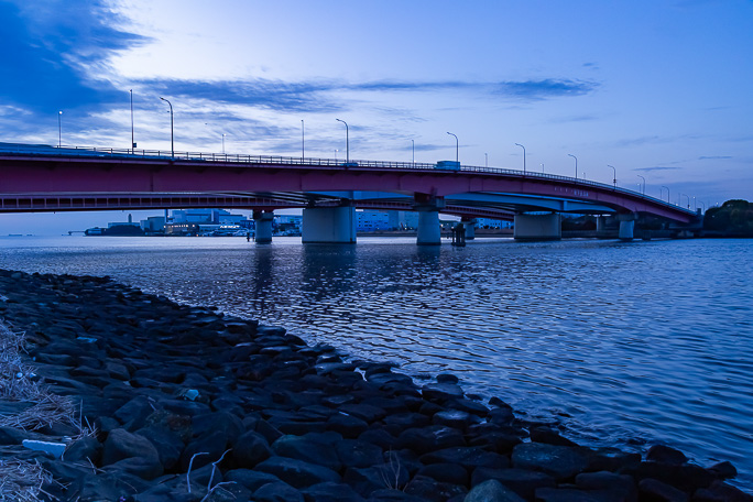 東海ふ頭公園付近から早朝の京浜運河と京浜大橋を眺める