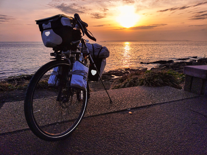 観音崎の夜明けの風景の中で「ちゃり鉄25号」を撮影