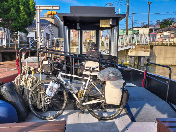 「浦賀の渡し」の渡船に収まった「ちゃり鉄25号」