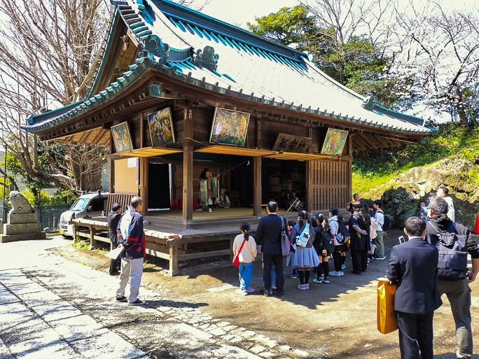 海南神社の神楽殿では舞が奉納されていた