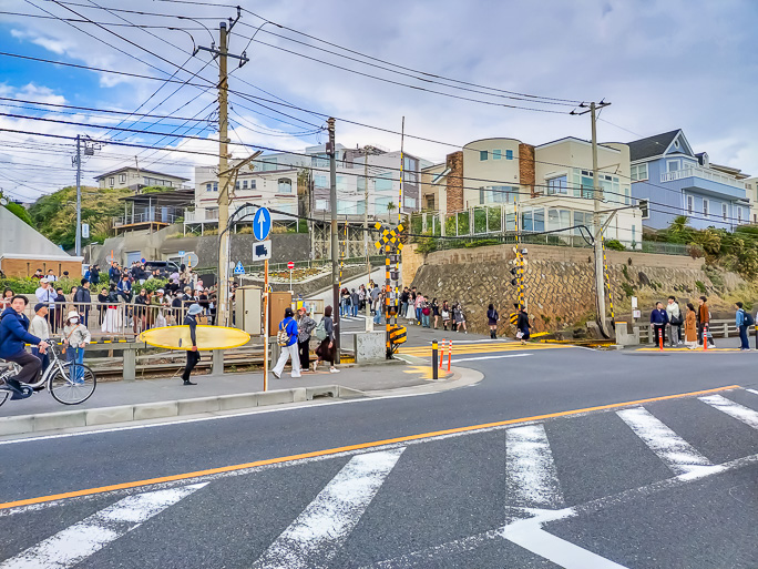 鎌倉高校前駅の踏切は大混雑していた