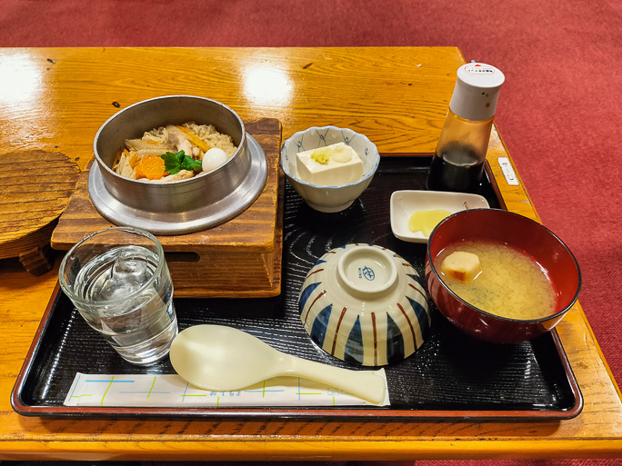 蒲田温泉の食堂で釜飯を食べていくことにした