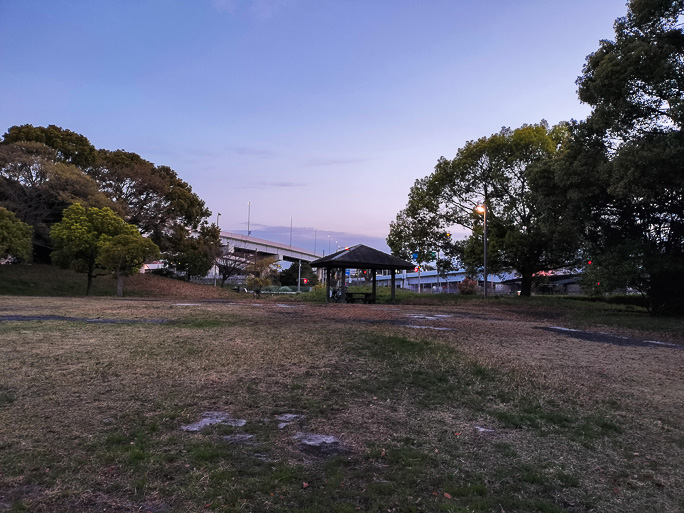 彷徨いながら見付けて一夜を過ごした東海ふ頭公園の東屋
