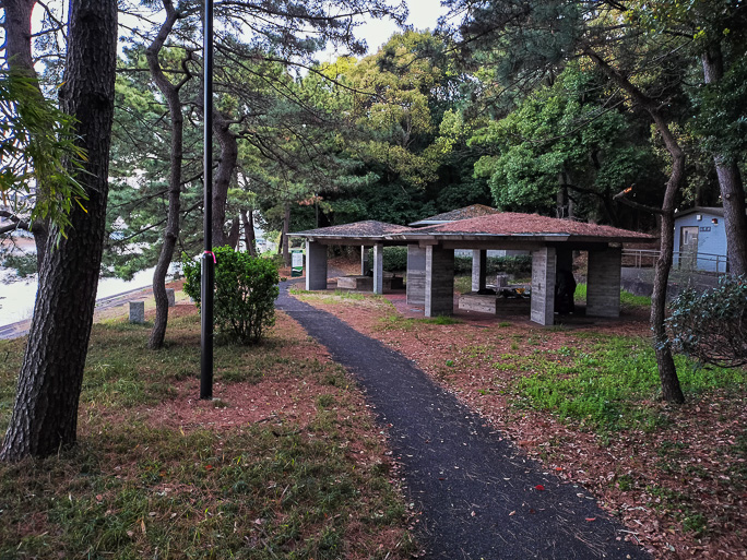 野宿候補地だった大井公園の東屋にはまだ先住者の姿があった