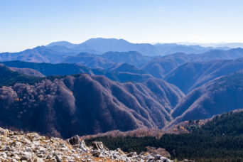 鈴鹿山地・霊仙山・近江展望台付近から望む御在所岳方面(滋賀県:2025年11月)