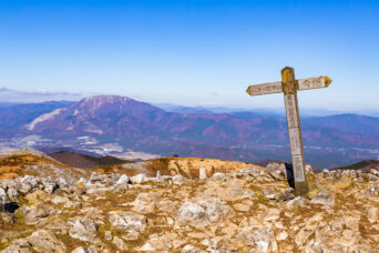 鈴鹿山地・霊仙山・霊仙山最高点から望む伊吹山(滋賀県:2025年11月)