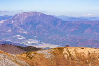 鈴鹿山地・霊仙山・霊仙山最高点から望む伊吹山と山頂避難小屋(滋賀県:2025年11月)